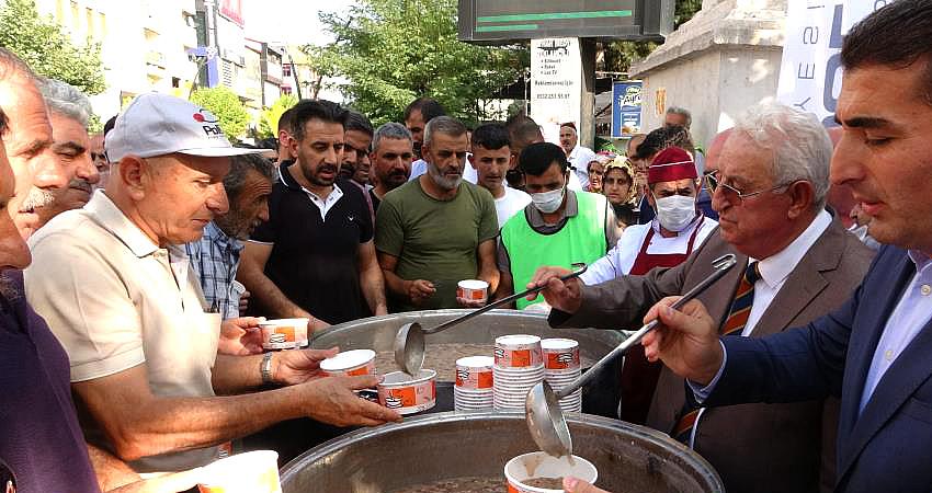 VATANDAŞLARA AŞURE İKRAM EDİLDİ