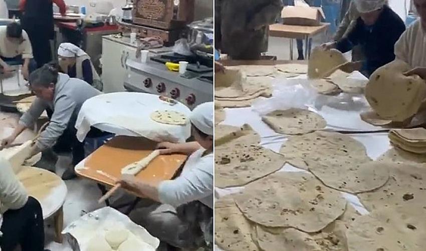 Kadınlar depremzedeler için tandır ekmeği yapıyor