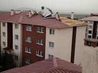 Fırtına Çatıları Uçurdu