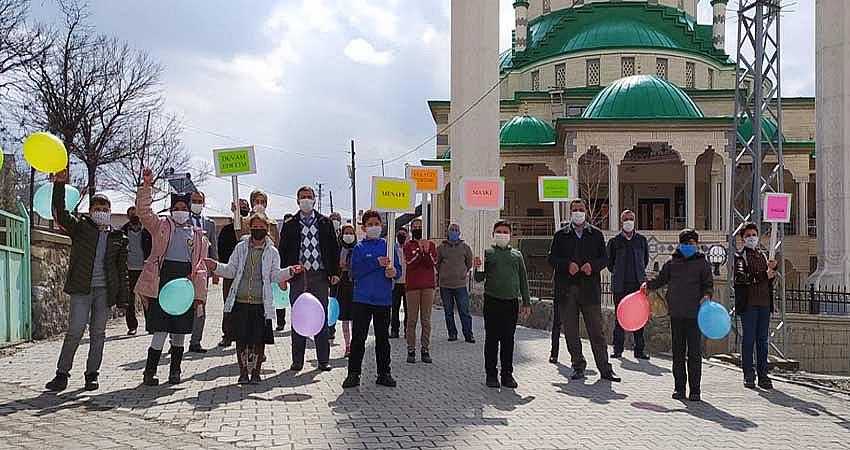 ÖĞRENCİLER MASKE DAĞITTI