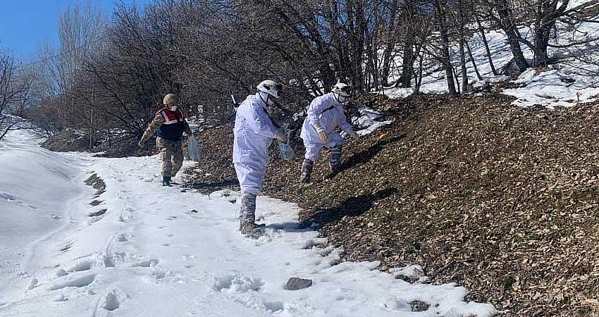 JANDARMA EKİPLERİ DOĞAYA YİYECEK BIRAKTI